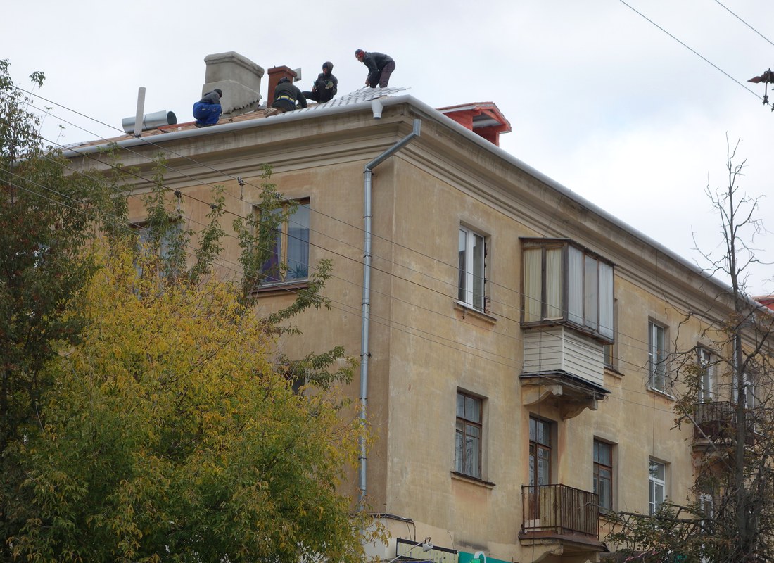 Couvreurs intervenant sur une toiture