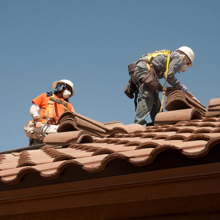Pose de tuiles sur chantier